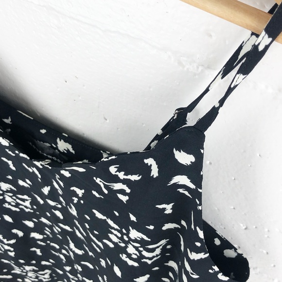 Scallop Neck Cropped Camisole - Picture 4 of 8